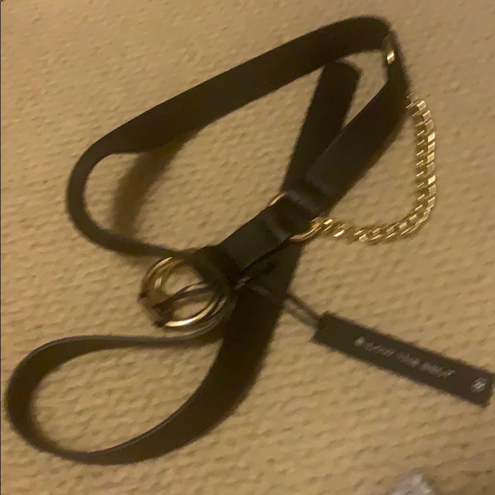 Blow the belt black with gold chain